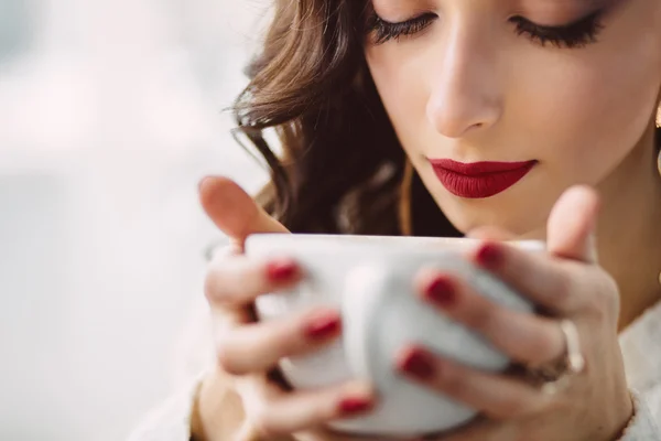 Junges Mädchen trinkt Kaffee in einem trendigen Café — Stockfoto