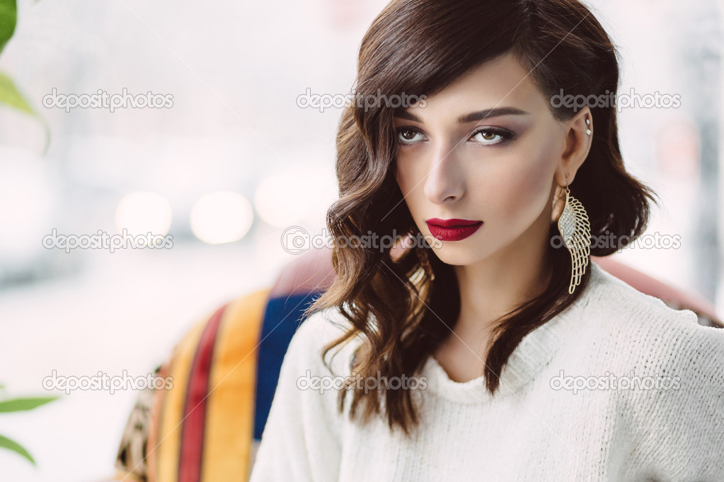 Genç kız trendy bir kafede kahve içme — Stok Foto © arthurhidden 42195513