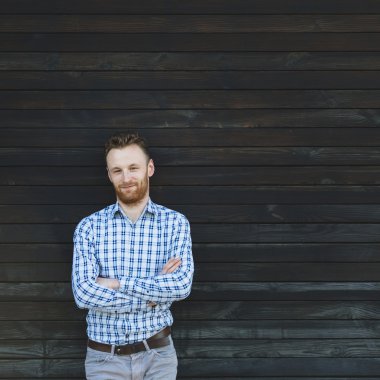 ahşap duvar karşı genç moda adam portresi