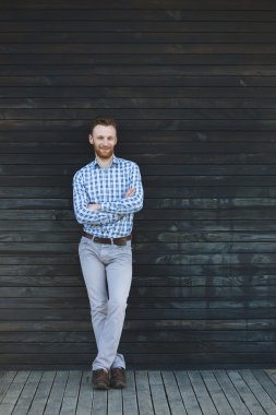 ahşap duvar karşı genç moda adam portresi