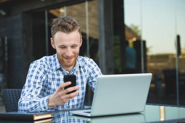 yakışıklı işadamı laptop ile çalışma