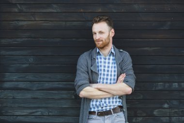 ahşap duvar karşı genç moda adam portresi