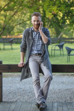 Mobil telefonda konuşurken trendy adam