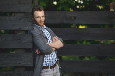 ahşap çit karşı genç moda adam portresi