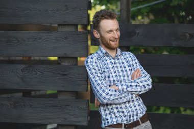 ahşap çit karşı genç moda adam portresi