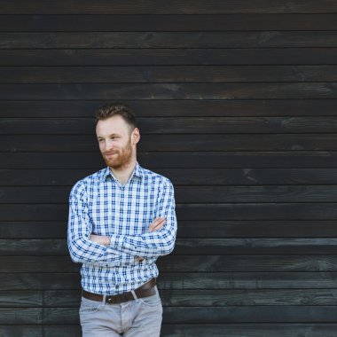 ahşap duvar karşı genç moda adam portresi