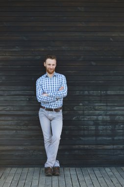 ahşap duvar karşı genç moda adam portresi