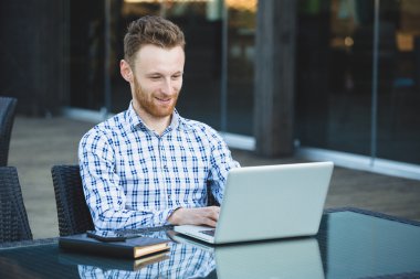 yakışıklı işadamı laptop ile çalışma