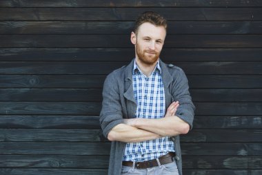 ahşap duvar karşı genç moda adam portresi