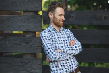 ahşap çit karşı genç moda adam portresi
