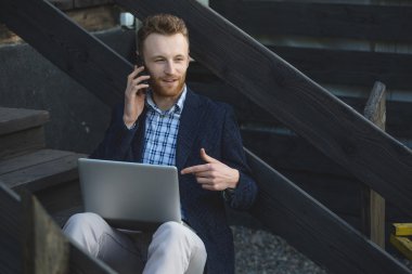 yakışıklı işadamı laptop ile çalışma