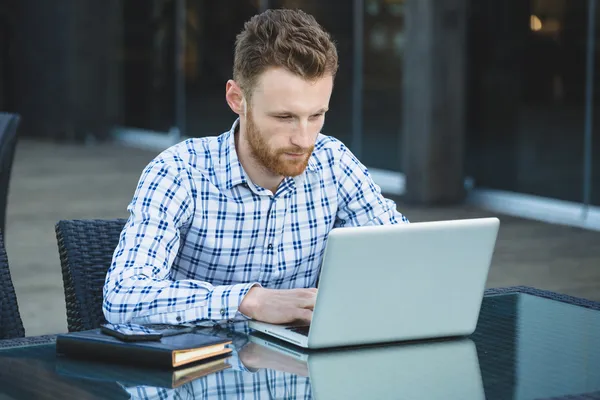 Stilig affärsman arbetar med laptop — Stockfoto