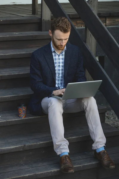 Schöner Geschäftsmann arbeitet mit Laptop — Stockfoto