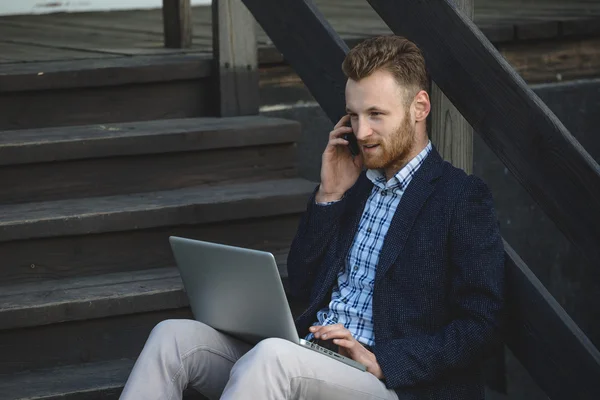 Stilig affärsman arbetar med laptop — Stockfoto