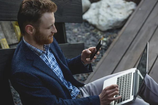 Bel homme d'affaires travaillant avec ordinateur portable — Photo