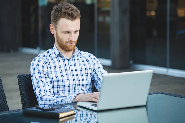 Schöner Geschäftsmann arbeitet mit Laptop — Stockfoto