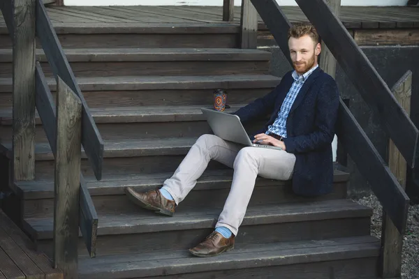 Schöner Geschäftsmann arbeitet mit Laptop — Stockfoto