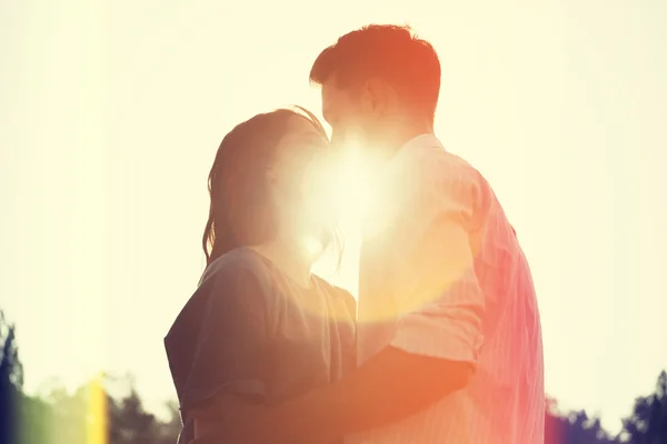 Pareja cariñosa en el parque. Estilo retro vintage con fugas ligeras —  Fotos de Stock