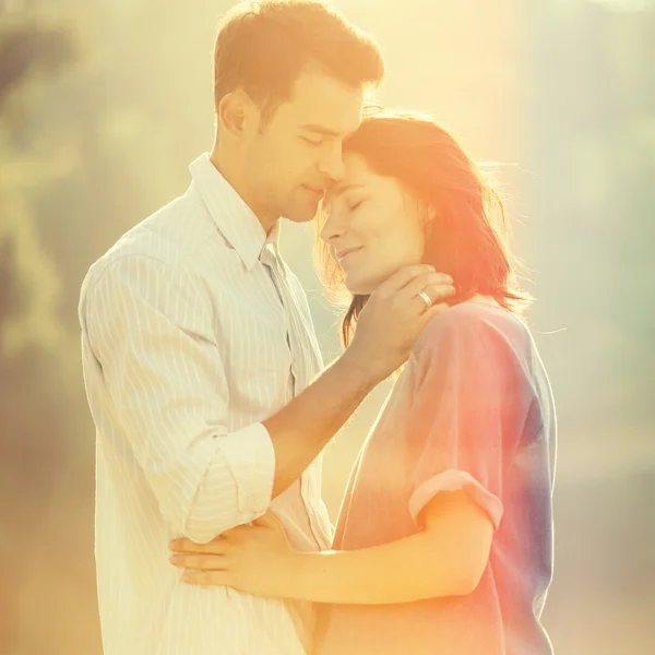 Pareja cariñosa en el parque. Estilo retro vintage con fugas ligeras — Foto de Stock