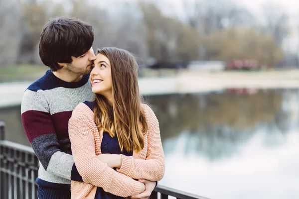 Jeune couple amoureux en plein air — Photo