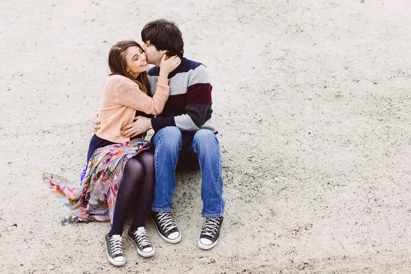 Jovem casal apaixonado ao ar livre — Fotografia de Stock