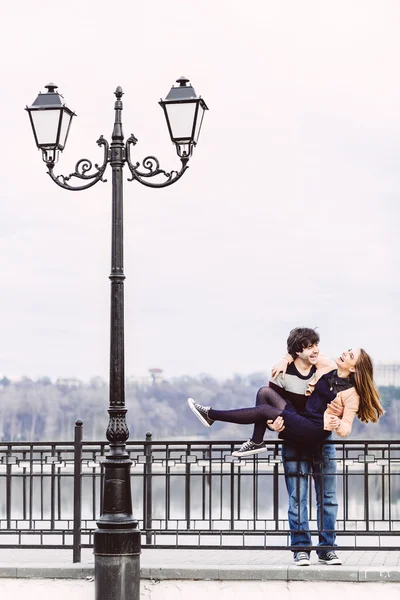 Jovem casal apaixonado ao ar livre — Fotografia de Stock