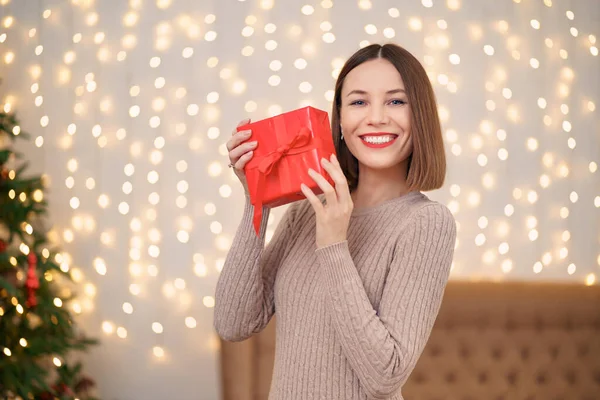 Retrato jovem mulher bonita segurar uma caixa de presente — Fotografia de Stock
