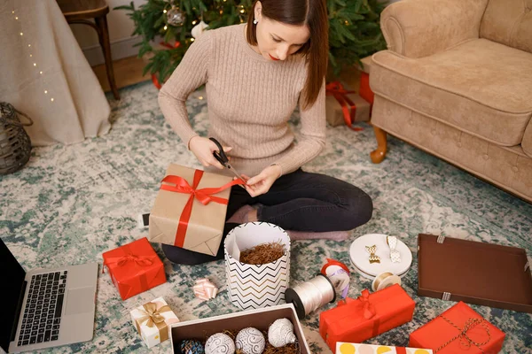 Femme emballage cadeaux de Noël cadeaux à la maison — Photo