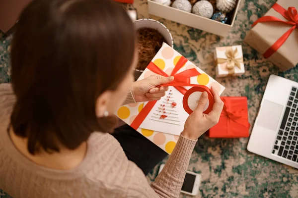 Mujer envolviendo regalos de Navidad en casa —  Fotos de Stock