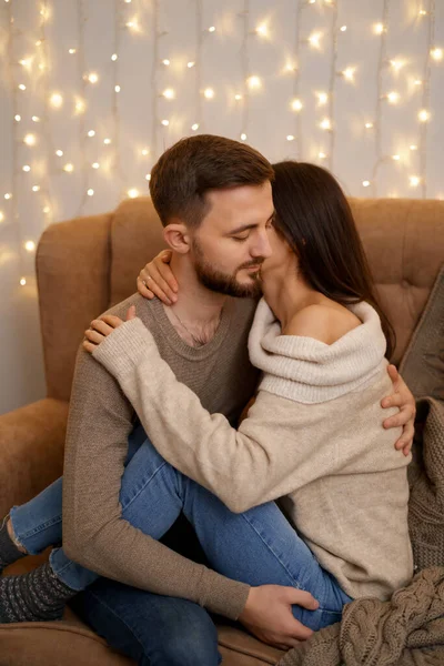 Feliz pareja joven positiva abrazando relajarse sentarse en el sofá — Foto de Stock