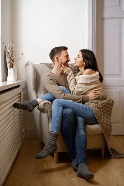 Una Pareja Romántica Casa Una Joven Atractiva Hombre Guapo Están — Foto de Stock