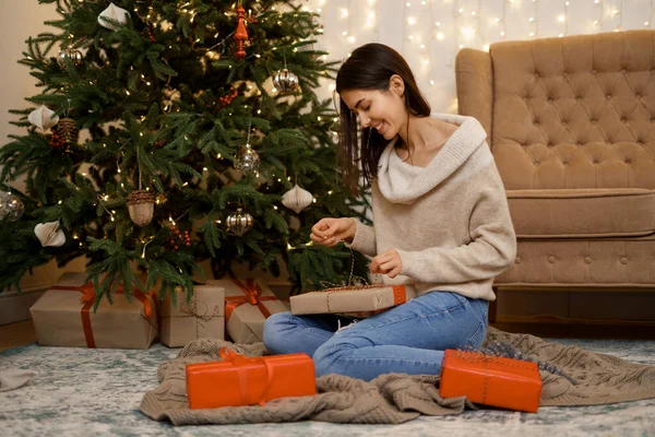 Linda Mulher Abrindo Caixa Presente Natal Sentado Chão Perto Árvore — Fotografia de Stock