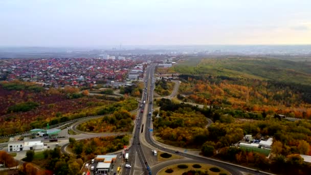 Madártávlat a közlekedési forgalomra egy őszi városban — Stock videók