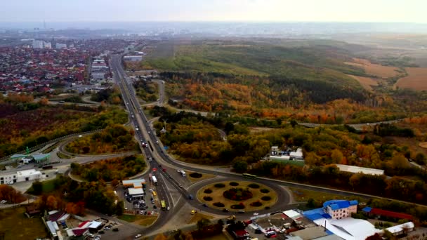 Bird eye view op transport verkeer in een Herfst stad — Stockvideo