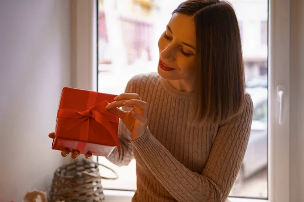 Mulher realizar natal ou caixa de presente decorado ano novo — Fotografia de Stock