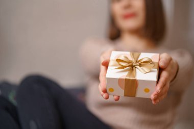 Kadın elleri bir hortlak kutusu tutuyor.