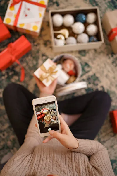 Mulher tirar caixas de presente fotos feitas para sua família e amigos com smartphone — Fotografia de Stock