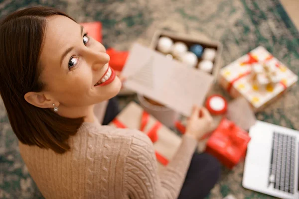 素敵な若い女性読書クリスマスグリーティングカード — ストック写真