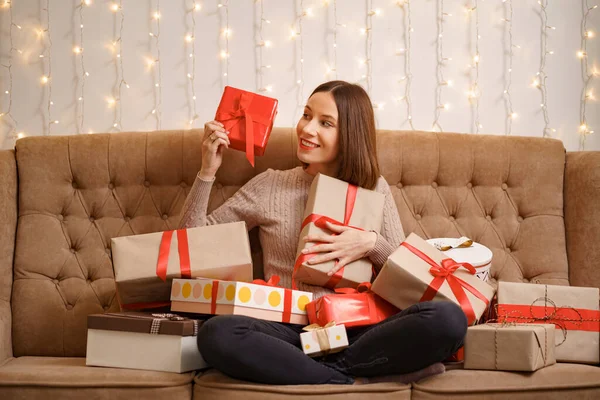Belle femme brune étreignant tas de boîtes-cadeaux — Photo