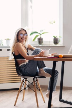 Modern kız internette sörf yapıyor.