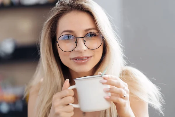 Close up jong vrouw drinken thee thuis — Stockfoto