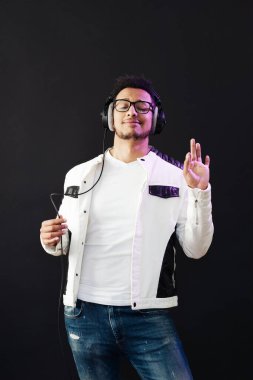 Kaygısız koyu tenli adam canlı müzik dinler.