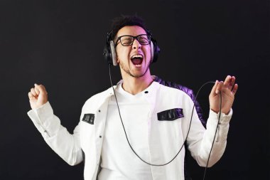 Kaygısız koyu tenli adam canlı müzik dinler.