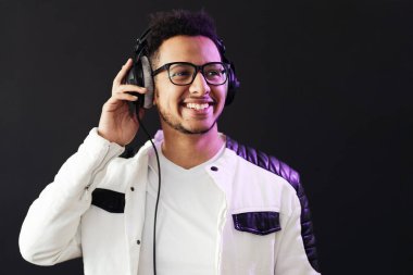 Kaygısız koyu tenli adam canlı müzik dinler.