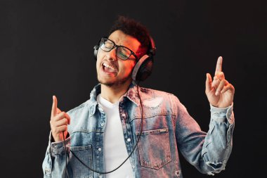 Kaygısız koyu tenli adam canlı müzik dinler.