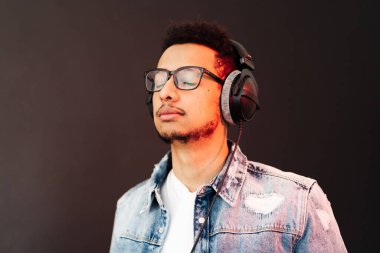 Kaygısız koyu tenli adam canlı müzik dinler.