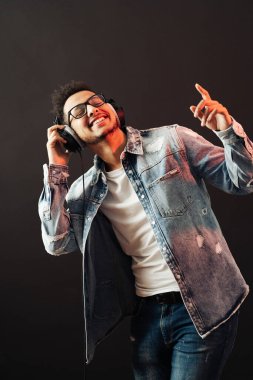 Kaygısız koyu tenli adam canlı müzik dinler.