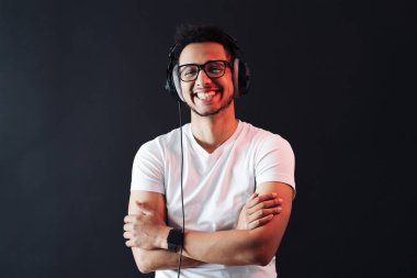 Kaygısız koyu tenli adam canlı müzik dinler.