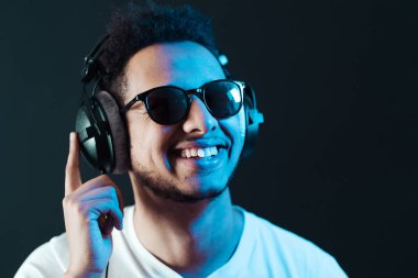 Kaygısız koyu tenli adam canlı müzik dinler.