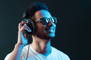 Kaygısız koyu tenli adam canlı müzik dinler.